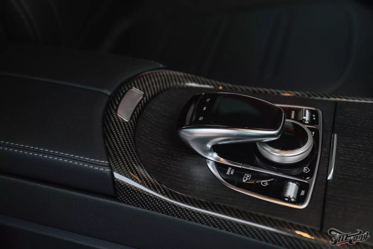 Побортная стереосистема с двумя усилителями на Mercedes G-class. Карбон в салоне. Полировка и керамика кузова, оклейка лобового стекла
